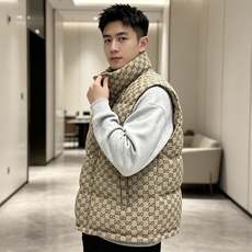 Gucci|古驰 2026秋冬新款立领羽绒马甲 甄选90新国标白鸭绒,蓬松防寒不臃肿 经典GG老花满印花面料,辨识度拉满 Gucci|古驰 2026秋冬新款立领羽绒马甲 甄选90新国标白鸭绒,蓬松防寒不臃肿 经典GG老花满印花面料,辨识度拉满