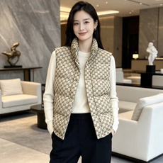 Gucci|古驰 2026秋冬新款立领羽绒马甲 甄选90新国标白鸭绒,蓬松防寒不臃肿 经典GG老花满印花面料,辨识度拉满 Gucci|古驰 2026秋冬新款立领羽绒马甲 甄选90新国标白鸭绒,蓬松防寒不臃肿 经典GG老花满印花面料,辨识度拉满