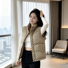 Gucci|古驰 2026秋冬新款立领羽绒马甲 甄选90新国标白鸭绒,蓬松防寒不臃肿 经典GG老花满印花面料,辨识度拉满 Gucci|古驰 2026秋冬新款立领羽绒马甲 甄选90新国标白鸭绒,蓬松防寒不臃肿 经典GG老花满印花面料,辨识度拉满