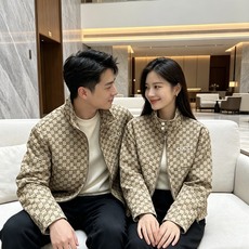 Gucci|古驰 2026秋冬新款立领羽绒服 经典GG老花满印面料,胸前精致品牌刺绣 配套原版定制五金,做工细节到位 立 Gucci|古驰 2026秋冬新款立领羽绒服 经典GG老花满印面料,胸前精致品牌刺绣 配套原版定制五金,做工细节到位 立