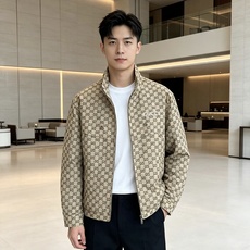 Gucci|古驰 2026秋冬新款立领羽绒服 经典GG老花满印面料,胸前精致品牌刺绣 配套原版定制五金,做工细节到位 立 Gucci|古驰 2026秋冬新款立领羽绒服 经典GG老花满印面料,胸前精致品牌刺绣 配套原版定制五金,做工细节到位 立