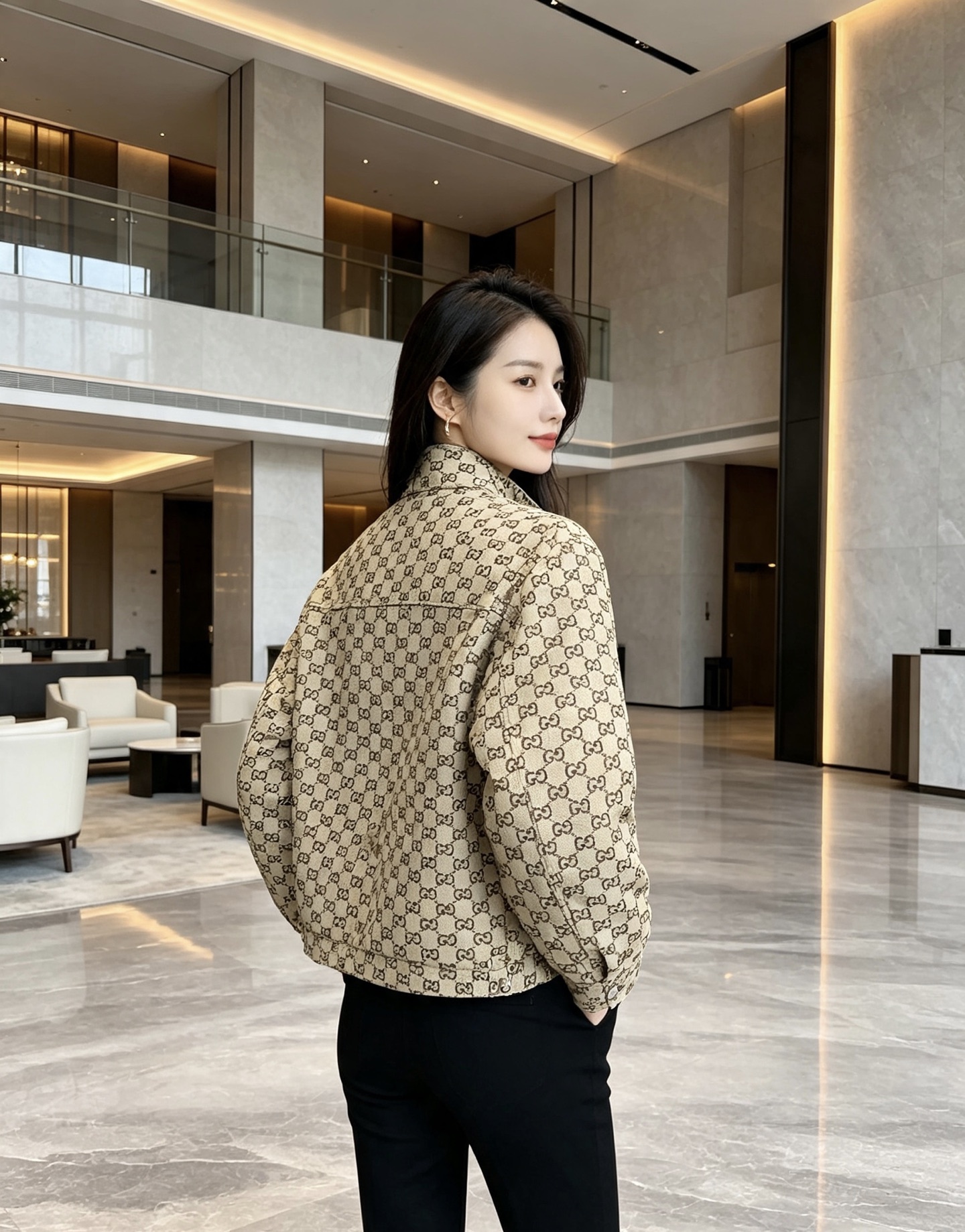 Gucci|古驰 2026秋冬新款立领羽绒服 经典GG老花满印面料,胸前精致品牌刺绣 配套原版定制五金,做工细节到位 立 Gucci|古驰 2026秋冬新款立领羽绒服 经典GG老花满印面料,胸前精致品牌刺绣 配套原版定制五金,做工细节到位 立