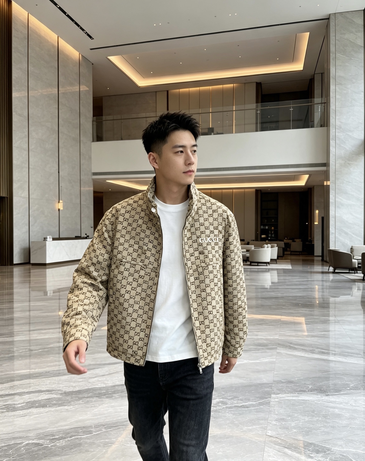 Gucci|古驰 2026秋冬新款立领羽绒服 经典GG老花满印面料,胸前精致品牌刺绣 配套原版定制五金,做工细节到位 立 Gucci|古驰 2026秋冬新款立领羽绒服 经典GG老花满印面料,胸前精致品牌刺绣 配套原版定制五金,做工细节到位 立
