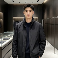 Moncler 蒙口 2026秋冬新款立领短款羽绒服 90新国标白鸭绒,羽绒填充饱满,保暖效果出众,上身轻便舒适,不会显 Moncler 蒙口 2026秋冬新款立领短款羽绒服 90新国标白鸭绒,羽绒填充饱满,保暖效果出众,上身轻便舒适,不会显