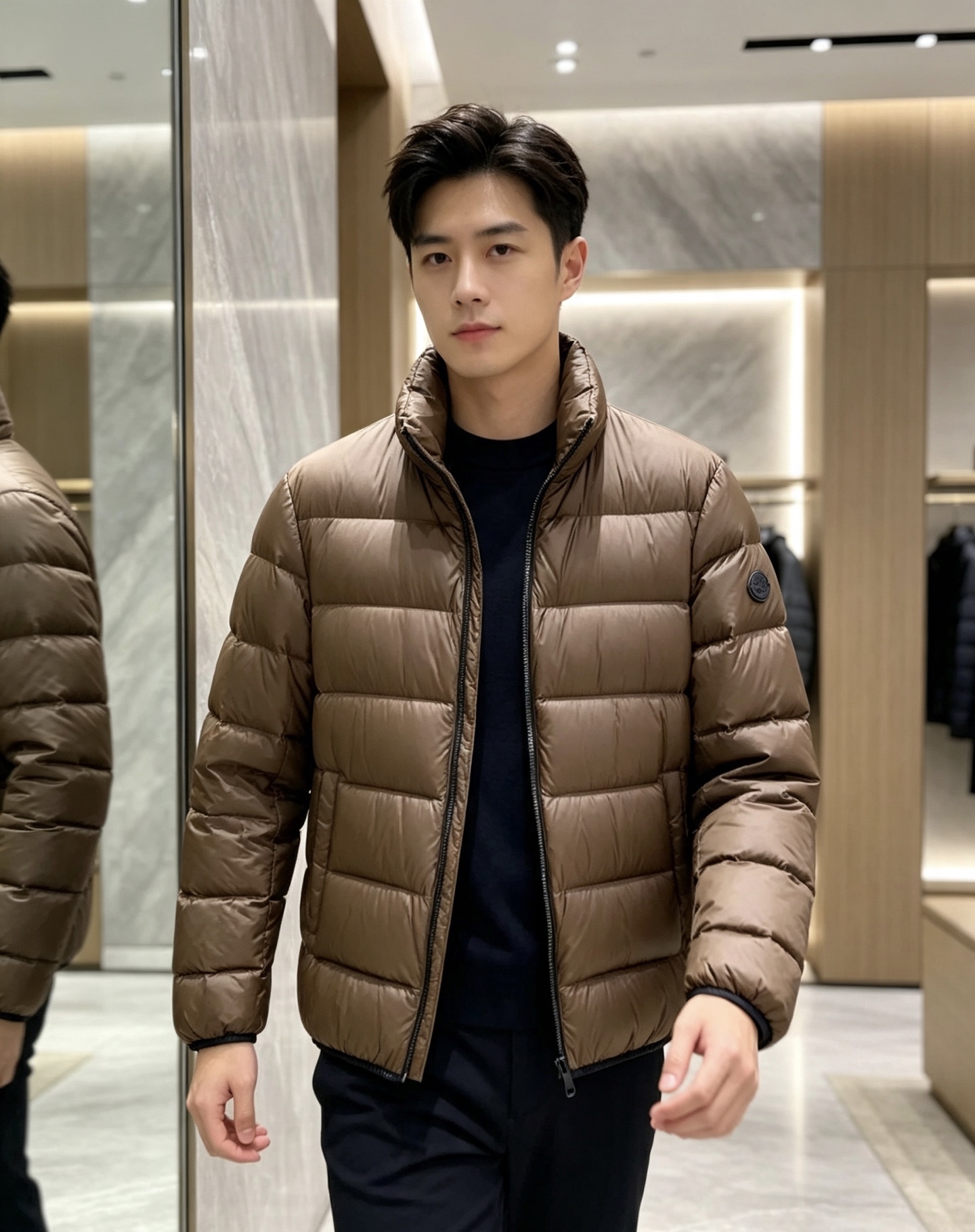 Moncler 盟可睐 2026秋冬新款立领短款羽绒服 90新国标白鸭绒，绒朵蓬松充盈，保暖性能出色，上身轻盈不臃肿，无