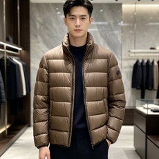 Moncler 盟可睐 2026秋冬新款立领短款羽绒服 90新国标白鸭绒,绒朵蓬松充盈,保暖性能出色,上身轻盈不臃肿,无 Moncler 盟可睐 2026秋冬新款立领短款羽绒服 90新国标白鸭绒,绒朵蓬松充盈,保暖性能出色,上身轻盈不臃肿,无