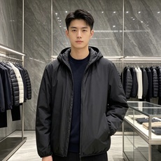 Moncler 蒙口 2026秋冬新款连帽轻薄羽绒服 90新国标白鸭绒填充,轻盈蓬松,上身无厚重感,兼顾保暖与舒适度 原 Moncler 蒙口 2026秋冬新款连帽轻薄羽绒服 90新国标白鸭绒填充,轻盈蓬松,上身无厚重感,兼顾保暖与舒适度 原