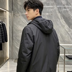 Moncler 蒙口 2026秋冬新款连帽轻薄羽绒服 90新国标白鸭绒填充,轻盈蓬松,上身无厚重感,兼顾保暖与舒适度 原 Moncler 蒙口 2026秋冬新款连帽轻薄羽绒服 90新国标白鸭绒填充,轻盈蓬松,上身无厚重感,兼顾保暖与舒适度 原