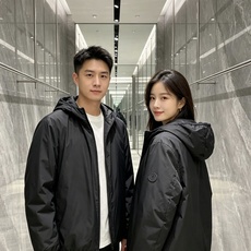 Moncler 蒙口 2026秋冬新款连帽轻薄羽绒服 90新国标白鸭绒填充,轻盈蓬松,上身无厚重感,兼顾保暖与舒适度 原 Moncler 蒙口 2026秋冬新款连帽轻薄羽绒服 90新国标白鸭绒填充,轻盈蓬松,上身无厚重感,兼顾保暖与舒适度 原
