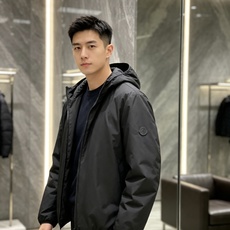 Moncler 蒙口 2026秋冬新款连帽轻薄羽绒服 90新国标白鸭绒填充,轻盈蓬松,上身无厚重感,兼顾保暖与舒适度 原 Moncler 蒙口 2026秋冬新款连帽轻薄羽绒服 90新国标白鸭绒填充,轻盈蓬松,上身无厚重感,兼顾保暖与舒适度 原