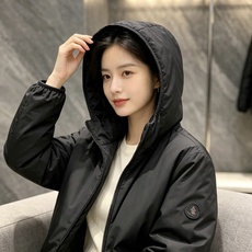 Moncler 蒙口 2026秋冬新款连帽轻薄羽绒服 90新国标白鸭绒填充,轻盈蓬松,上身无厚重感,兼顾保暖与舒适度 原 Moncler 蒙口 2026秋冬新款连帽轻薄羽绒服 90新国标白鸭绒填充,轻盈蓬松,上身无厚重感,兼顾保暖与舒适度 原
