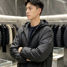 Moncler 蒙口 2026秋冬新款连帽轻薄羽绒服 90新国标白鸭绒填充,轻盈蓬松,上身无厚重感,兼顾保暖与舒适度 原 Moncler 蒙口 2026秋冬新款连帽轻薄羽绒服 90新国标白鸭绒填充,轻盈蓬松,上身无厚重感,兼顾保暖与舒适度 原