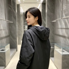 Moncler 蒙口 2026秋冬新款连帽轻薄羽绒服 90新国标白鸭绒填充,轻盈蓬松,上身无厚重感,兼顾保暖与舒适度 原 Moncler 蒙口 2026秋冬新款连帽轻薄羽绒服 90新国标白鸭绒填充,轻盈蓬松,上身无厚重感,兼顾保暖与舒适度 原