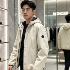 Moncler 蒙口 2026秋冬新款连帽轻薄羽绒服 90新国标白鸭绒填充,轻盈蓬松,上身无厚重感,兼顾保暖与舒适度 原 Moncler 蒙口 2026秋冬新款连帽轻薄羽绒服 90新国标白鸭绒填充,轻盈蓬松,上身无厚重感,兼顾保暖与舒适度 原