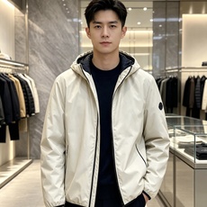 Moncler 蒙口 2026秋冬新款连帽轻薄羽绒服 90新国标白鸭绒填充,轻盈蓬松,上身无厚重感,兼顾保暖与舒适度 原 Moncler 蒙口 2026秋冬新款连帽轻薄羽绒服 90新国标白鸭绒填充,轻盈蓬松,上身无厚重感,兼顾保暖与舒适度 原