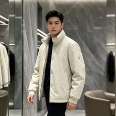 Moncler 蒙口 2026秋冬新款立领羽绒服,采用90新国标白鸭绒填充,蓬松锁温,穿着轻盈舒适。全套原版五金辅料,按 Moncler 蒙口 2026秋冬新款立领羽绒服,采用90新国标白鸭绒填充,蓬松锁温,穿着轻盈舒适。全套原版五金辅料,按