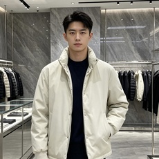 Moncler 蒙口 2026秋冬新款立领羽绒服,采用90新国标白鸭绒填充,蓬松锁温,穿着轻盈舒适。全套原版五金辅料,按 Moncler 蒙口 2026秋冬新款立领羽绒服,采用90新国标白鸭绒填充,蓬松锁温,穿着轻盈舒适。全套原版五金辅料,按