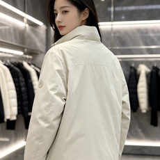 Moncler 蒙口 2026秋冬新款立领羽绒服,采用90新国标白鸭绒填充,蓬松锁温,穿着轻盈舒适。全套原版五金辅料,按 Moncler 蒙口 2026秋冬新款立领羽绒服,采用90新国标白鸭绒填充,蓬松锁温,穿着轻盈舒适。全套原版五金辅料,按