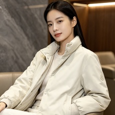 Moncler 蒙口 2026秋冬新款立领羽绒服,采用90新国标白鸭绒填充,蓬松锁温,穿着轻盈舒适。全套原版五金辅料,按 Moncler 蒙口 2026秋冬新款立领羽绒服,采用90新国标白鸭绒填充,蓬松锁温,穿着轻盈舒适。全套原版五金辅料,按