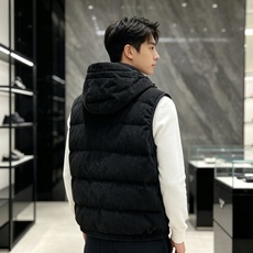 Prada 普拉达 2026秋冬新款连帽灯芯绒羽绒马甲 填充90新国标白鸭绒,蓬松饱满保暖性出众 原版定制五金辅料,三角 Prada 普拉达 2026秋冬新款连帽灯芯绒羽绒马甲 填充90新国标白鸭绒,蓬松饱满保暖性出众 原版定制五金辅料,三角