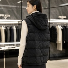 Prada 普拉达 2026秋冬新款连帽灯芯绒羽绒马甲 填充90新国标白鸭绒,蓬松饱满保暖性出众 原版定制五金辅料,三角 Prada 普拉达 2026秋冬新款连帽灯芯绒羽绒马甲 填充90新国标白鸭绒,蓬松饱满保暖性出众 原版定制五金辅料,三角