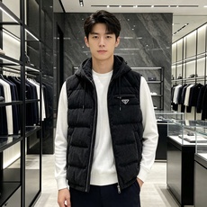 Prada 普拉达 2026秋冬新款连帽灯芯绒羽绒马甲 填充90新国标白鸭绒,蓬松饱满保暖性出众 原版定制五金辅料,三角 Prada 普拉达 2026秋冬新款连帽灯芯绒羽绒马甲 填充90新国标白鸭绒,蓬松饱满保暖性出众 原版定制五金辅料,三角