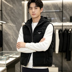 Prada 普拉达 2026秋冬新款连帽灯芯绒羽绒马甲 填充90新国标白鸭绒,蓬松饱满保暖性出众 原版定制五金辅料,三角 Prada 普拉达 2026秋冬新款连帽灯芯绒羽绒马甲 填充90新国标白鸭绒,蓬松饱满保暖性出众 原版定制五金辅料,三角
