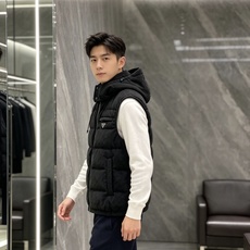 Prada 普拉达 2026秋冬新款连帽灯芯绒羽绒马甲 填充90新国标白鸭绒,蓬松饱满保暖性出众 原版定制五金辅料,三角 Prada 普拉达 2026秋冬新款连帽灯芯绒羽绒马甲 填充90新国标白鸭绒,蓬松饱满保暖性出众 原版定制五金辅料,三角