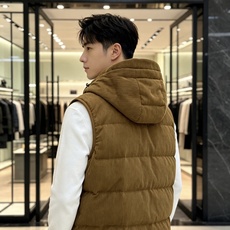 Prada 普拉达 2026秋冬新款连帽灯芯绒羽绒马甲 填充90新国标白鸭绒,蓬松饱满保暖性出众 原版定制五金辅料,三角 Prada 普拉达 2026秋冬新款连帽灯芯绒羽绒马甲 填充90新国标白鸭绒,蓬松饱满保暖性出众 原版定制五金辅料,三角