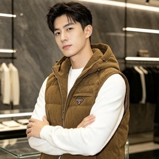 Prada 普拉达 2026秋冬新款连帽灯芯绒羽绒马甲 填充90新国标白鸭绒,蓬松饱满保暖性出众 原版定制五金辅料,三角 Prada 普拉达 2026秋冬新款连帽灯芯绒羽绒马甲 填充90新国标白鸭绒,蓬松饱满保暖性出众 原版定制五金辅料,三角