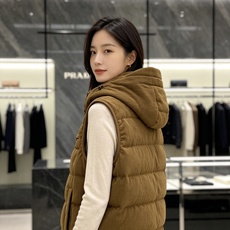 Prada 普拉达 2026秋冬新款连帽灯芯绒羽绒马甲 填充90新国标白鸭绒,蓬松饱满保暖性出众 原版定制五金辅料,三角 Prada 普拉达 2026秋冬新款连帽灯芯绒羽绒马甲 填充90新国标白鸭绒,蓬松饱满保暖性出众 原版定制五金辅料,三角