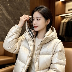 Burberry 巴宝莉 2026秋冬新款可拆卸连帽羽绒服,甄选90新国标白鸭绒填充,绒朵蓬松,御寒保暖。全套原版五金辅 Burberry 巴宝莉 2026秋冬新款可拆卸连帽羽绒服,甄选90新国标白鸭绒填充,绒朵蓬松,御寒保暖。全套原版五金辅