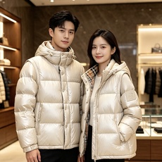 Burberry 巴宝莉 2026秋冬新款可拆卸连帽羽绒服,甄选90新国标白鸭绒填充,绒朵蓬松,御寒保暖。全套原版五金辅 Burberry 巴宝莉 2026秋冬新款可拆卸连帽羽绒服,甄选90新国标白鸭绒填充,绒朵蓬松,御寒保暖。全套原版五金辅