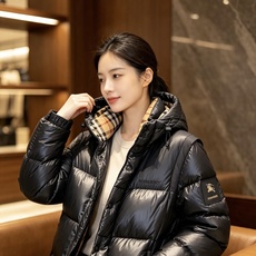 Burberry 巴宝莉 2026秋冬新款可拆卸连帽羽绒服,甄选90新国标白鸭绒填充,绒朵蓬松,御寒保暖。全套原版五金辅 Burberry 巴宝莉 2026秋冬新款可拆卸连帽羽绒服,甄选90新国标白鸭绒填充,绒朵蓬松,御寒保暖。全套原版五金辅