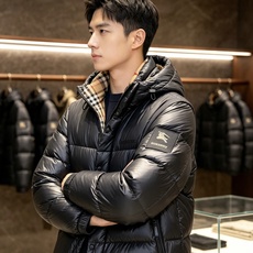 Burberry 巴宝莉 2026秋冬新款可拆卸连帽羽绒服,甄选90新国标白鸭绒填充,绒朵蓬松,御寒保暖。全套原版五金辅 Burberry 巴宝莉 2026秋冬新款可拆卸连帽羽绒服,甄选90新国标白鸭绒填充,绒朵蓬松,御寒保暖。全套原版五金辅
