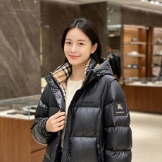 Burberry 巴宝莉 2026秋冬新款可拆卸连帽羽绒服,甄选90新国标白鸭绒填充,绒朵蓬松,御寒保暖。全套原版五金辅 Burberry 巴宝莉 2026秋冬新款可拆卸连帽羽绒服,甄选90新国标白鸭绒填充,绒朵蓬松,御寒保暖。全套原版五金辅