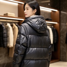 Burberry 巴宝莉 2026秋冬新款可拆卸连帽羽绒服,甄选90新国标白鸭绒填充,绒朵蓬松,御寒保暖。全套原版五金辅 Burberry 巴宝莉 2026秋冬新款可拆卸连帽羽绒服,甄选90新国标白鸭绒填充,绒朵蓬松,御寒保暖。全套原版五金辅