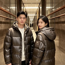 Burberry 巴宝莉 2026秋冬新款可拆卸连帽羽绒服,甄选90新国标白鸭绒填充,绒朵蓬松,御寒保暖。全套原版五金辅 Burberry 巴宝莉 2026秋冬新款可拆卸连帽羽绒服,甄选90新国标白鸭绒填充,绒朵蓬松,御寒保暖。全套原版五金辅