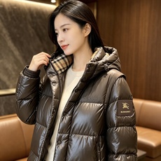 Burberry 巴宝莉 2026秋冬新款可拆卸连帽羽绒服,甄选90新国标白鸭绒填充,绒朵蓬松,御寒保暖。全套原版五金辅 Burberry 巴宝莉 2026秋冬新款可拆卸连帽羽绒服,甄选90新国标白鸭绒填充,绒朵蓬松,御寒保暖。全套原版五金辅