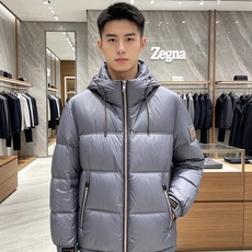 Zegna 杰尼亚 2026秋冬新款连帽羽绒服,甄选90新国标白鸭绒填充,绒朵饱满,御寒锁温。全套原版五金辅料,拉链、抽 Zegna 杰尼亚 2026秋冬新款连帽羽绒服,甄选90新国标白鸭绒填充,绒朵饱满,御寒锁温。全套原版五金辅料,拉链、抽