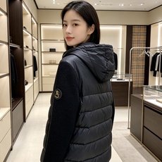 Burberry 巴宝莉 2026秋冬新款针织拼接连帽羽绒服,采用90新国标白鸭绒填充,绒朵蓬松,御寒保暖。全套原版五金 Burberry 巴宝莉 2026秋冬新款针织拼接连帽羽绒服,采用90新国标白鸭绒填充,绒朵蓬松,御寒保暖。全套原版五金