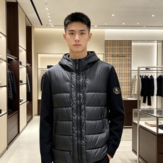 Burberry 巴宝莉 2026秋冬新款针织拼接连帽羽绒服,采用90新国标白鸭绒填充,绒朵蓬松,御寒保暖。全套原版五金 Burberry 巴宝莉 2026秋冬新款针织拼接连帽羽绒服,采用90新国标白鸭绒填充,绒朵蓬松,御寒保暖。全套原版五金