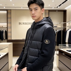 Burberry 巴宝莉 2026秋冬新款针织拼接连帽羽绒服,采用90新国标白鸭绒填充,绒朵蓬松,御寒保暖。全套原版五金 Burberry 巴宝莉 2026秋冬新款针织拼接连帽羽绒服,采用90新国标白鸭绒填充,绒朵蓬松,御寒保暖。全套原版五金