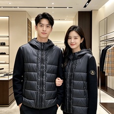 Burberry 巴宝莉 2026秋冬新款针织拼接连帽羽绒服,采用90新国标白鸭绒填充,绒朵蓬松,御寒保暖。全套原版五金 Burberry 巴宝莉 2026秋冬新款针织拼接连帽羽绒服,采用90新国标白鸭绒填充,绒朵蓬松,御寒保暖。全套原版五金