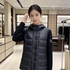 Burberry 巴宝莉 2026秋冬新款针织拼接连帽羽绒服,采用90新国标白鸭绒填充,绒朵蓬松,御寒保暖。全套原版五金 Burberry 巴宝莉 2026秋冬新款针织拼接连帽羽绒服,采用90新国标白鸭绒填充,绒朵蓬松,御寒保暖。全套原版五金