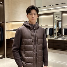 Burberry 巴宝莉 2026秋冬新款针织拼接连帽羽绒服,采用90新国标白鸭绒填充,绒朵蓬松,御寒保暖。全套原版五金 Burberry 巴宝莉 2026秋冬新款针织拼接连帽羽绒服,采用90新国标白鸭绒填充,绒朵蓬松,御寒保暖。全套原版五金