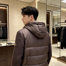 Burberry 巴宝莉 2026秋冬新款针织拼接连帽羽绒服,采用90新国标白鸭绒填充,绒朵蓬松,御寒保暖。全套原版五金 Burberry 巴宝莉 2026秋冬新款针织拼接连帽羽绒服,采用90新国标白鸭绒填充,绒朵蓬松,御寒保暖。全套原版五金