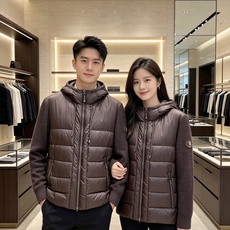 Burberry 巴宝莉 2026秋冬新款针织拼接连帽羽绒服,采用90新国标白鸭绒填充,绒朵蓬松,御寒保暖。全套原版五金 Burberry 巴宝莉 2026秋冬新款针织拼接连帽羽绒服,采用90新国标白鸭绒填充,绒朵蓬松,御寒保暖。全套原版五金