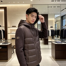 Burberry 巴宝莉 2026秋冬新款针织拼接连帽羽绒服,采用90新国标白鸭绒填充,绒朵蓬松,御寒保暖。全套原版五金 Burberry 巴宝莉 2026秋冬新款针织拼接连帽羽绒服,采用90新国标白鸭绒填充,绒朵蓬松,御寒保暖。全套原版五金