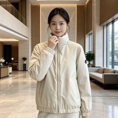 Moncler 蒙口 2026秋冬新款立领短款羽绒服 90新国标白鸭绒,羽绒填充饱满,保暖效果出众,上身轻便舒适,不会显 Moncler 蒙口 2026秋冬新款立领短款羽绒服 90新国标白鸭绒,羽绒填充饱满,保暖效果出众,上身轻便舒适,不会显